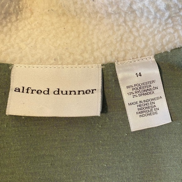 Alfred Dunner Plus Sz 14 Corduroy Fleece White and
Sage Green Embroidered Gilet - Picture 9 of 9